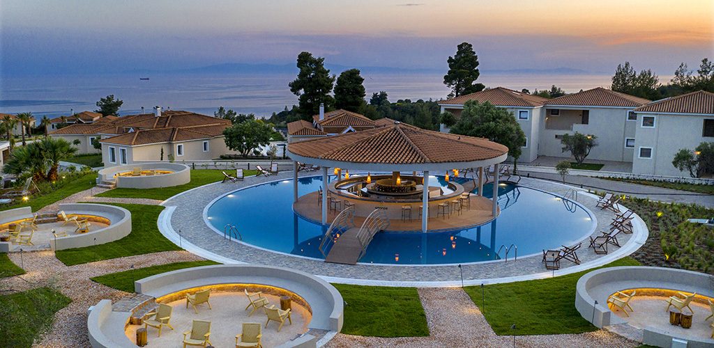 Ajul Luxury Hotel & Spa Resort_Worldwide Kids_Ananas Pool Bar (14)_1024x500px