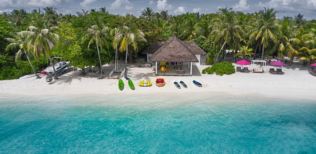 Worldwide Kids_Finolhu Baa Atoll Maldives Watersports_Drone-1678_1024x500px