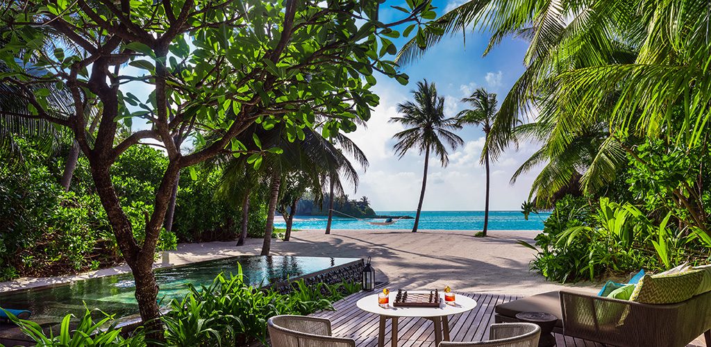 Worldwide Kids_ooneandonly-reethirah-accommodation-beachvillawithpool-outdoordeck-day_1024x500px